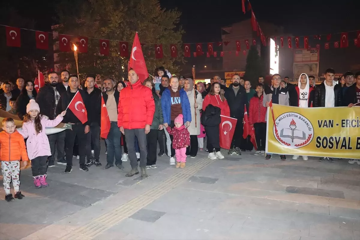 Çatak ve Erciş’te Fener Alayı Coşkusu