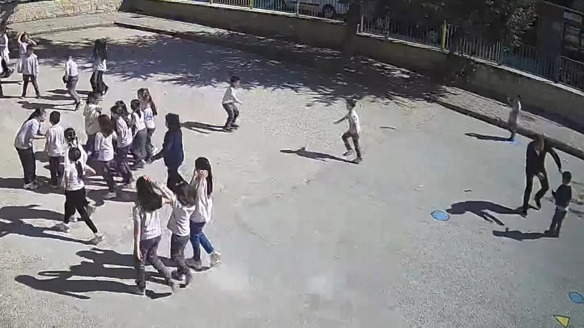 Öğretmenin Heimlich Manevrası Hayat Kurtardı