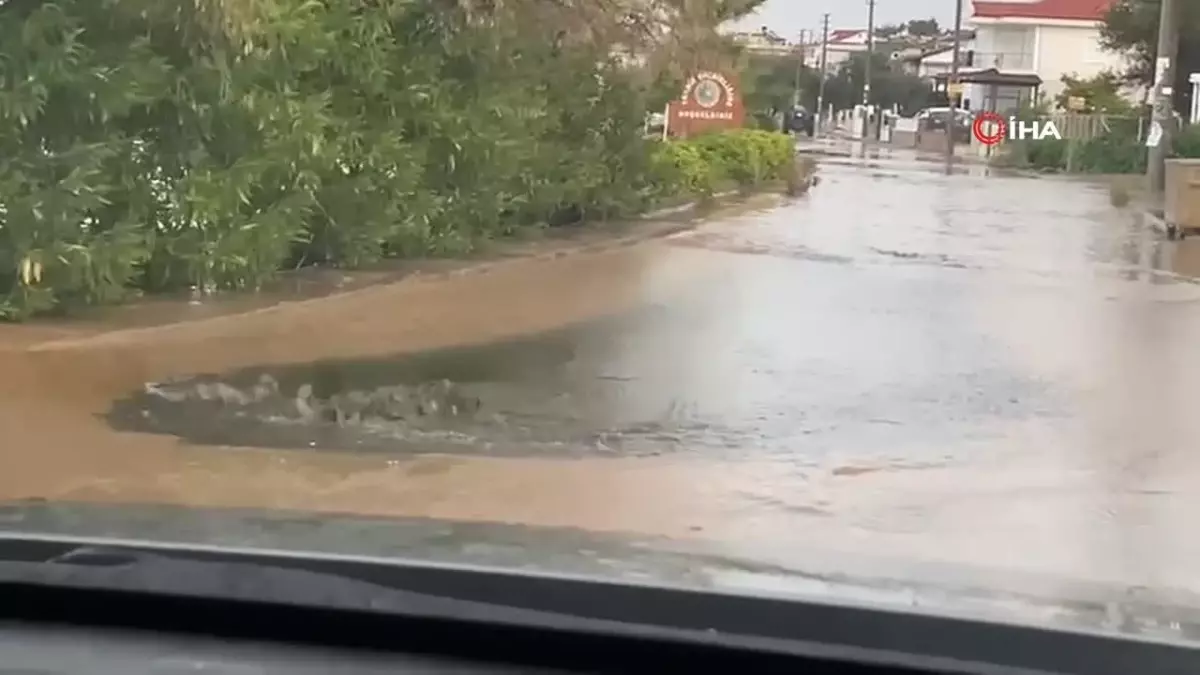 Ayvalık’ta Sağanak Yağış Yolları Göle Döndürdü