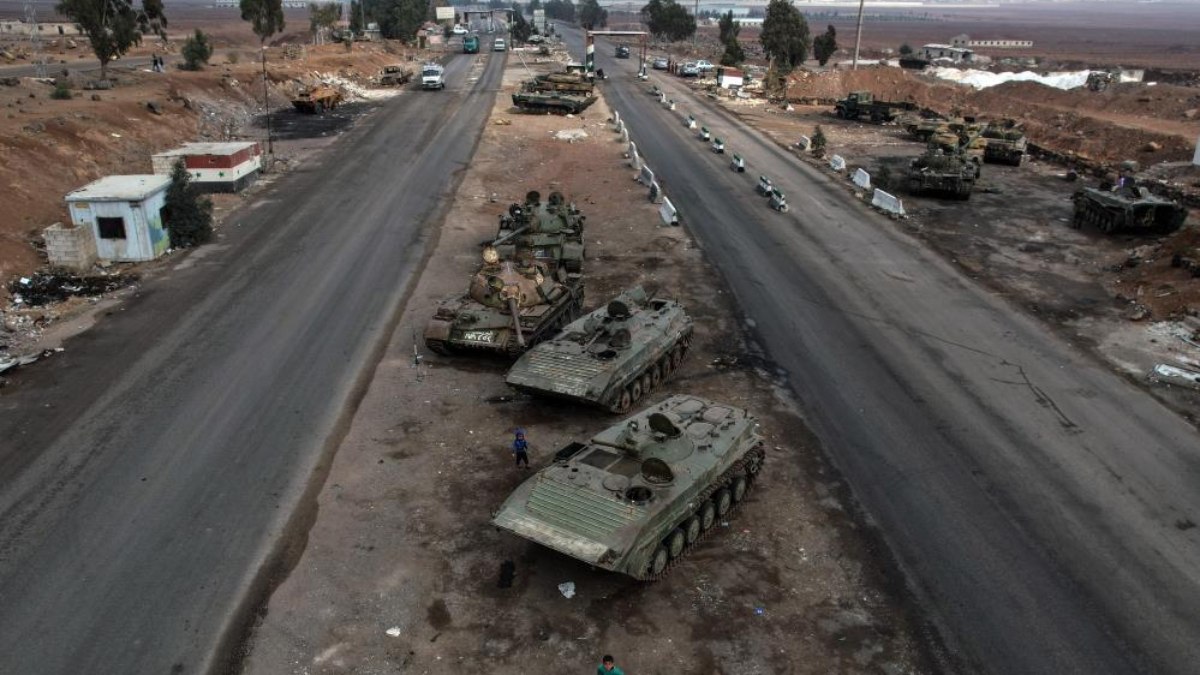 Suriye’de Esad’dan geriye Şam’ın girişine konuşlandırdığı tanklar kaldı