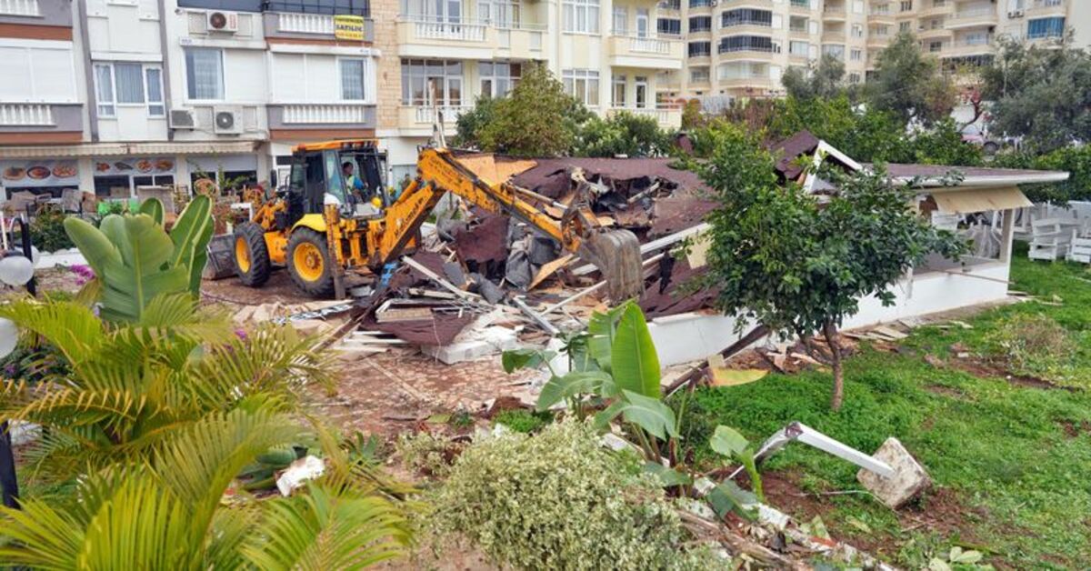 Alanya’da park alanını işgal eden restoran kaldırıldı