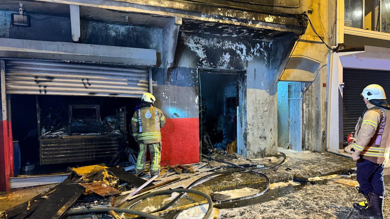 Beyoğlu’nda 3 katlı binada yangın