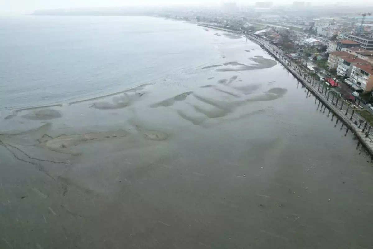 Silivri’de Deniz 150 Metre Çekildi