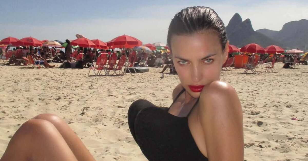 Irina Shayk, farklı büstiyeri ile dikkat çekti
