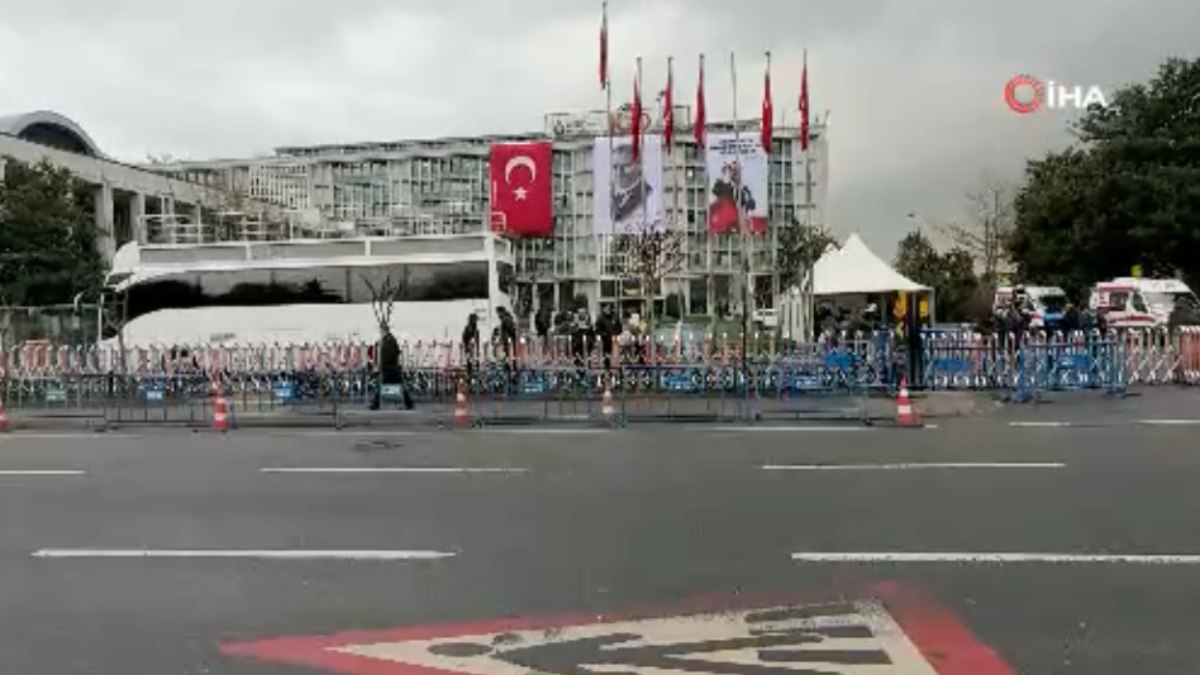 İstanbul Büyükşehir Belediye binası önünde sessizlik hakim