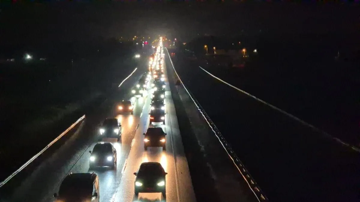 Bayram tatilinden erken dönen tatilciler yolda yoğunluk oluşturdu